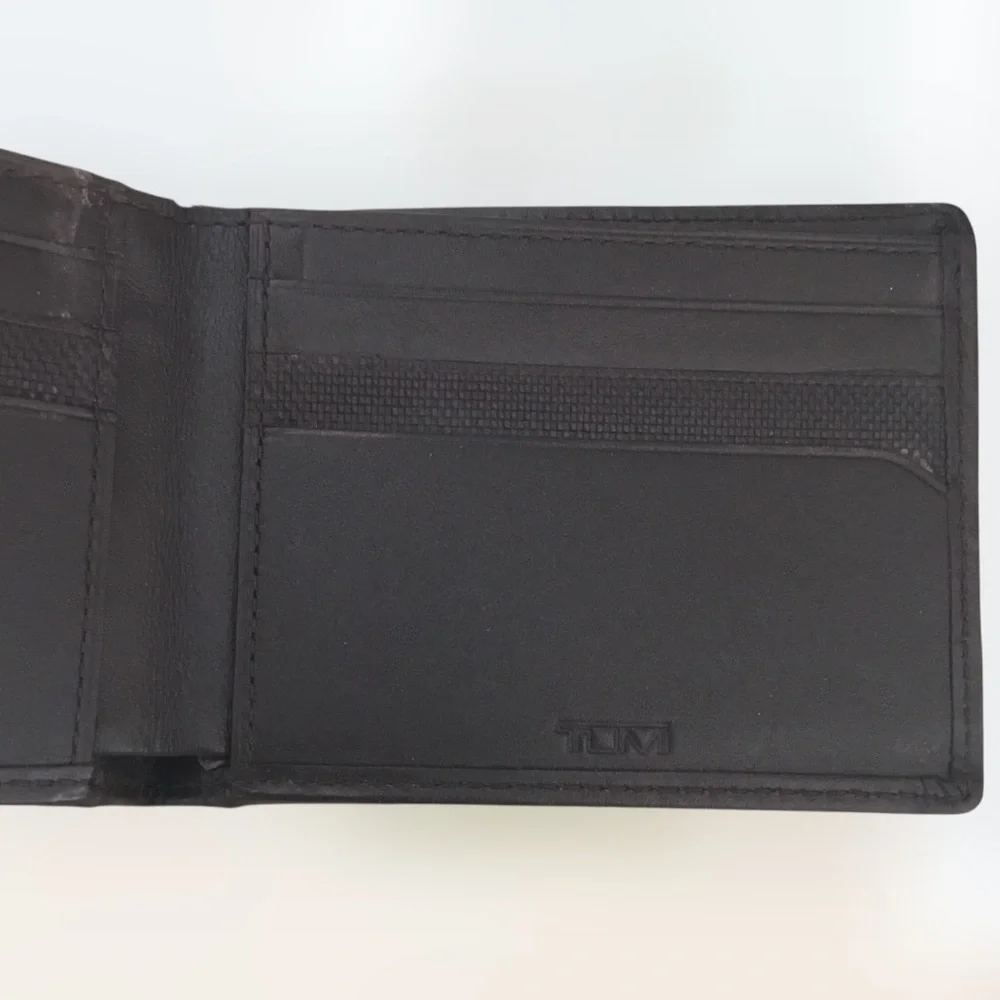 Tumi good preloved